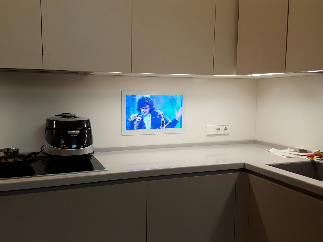 как расположить телевизор на кухне