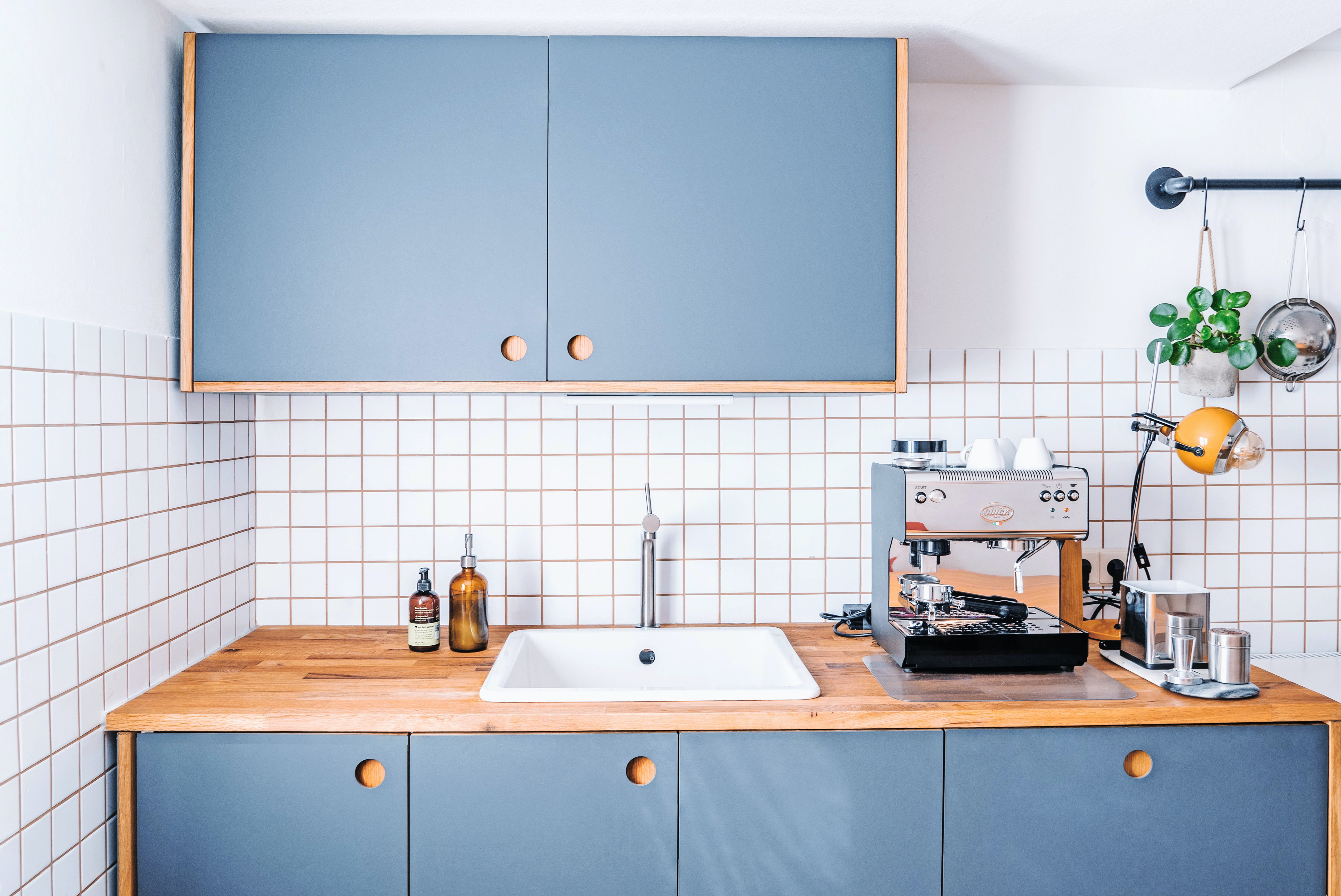 синяя кухня в интерьере сочетание цветов