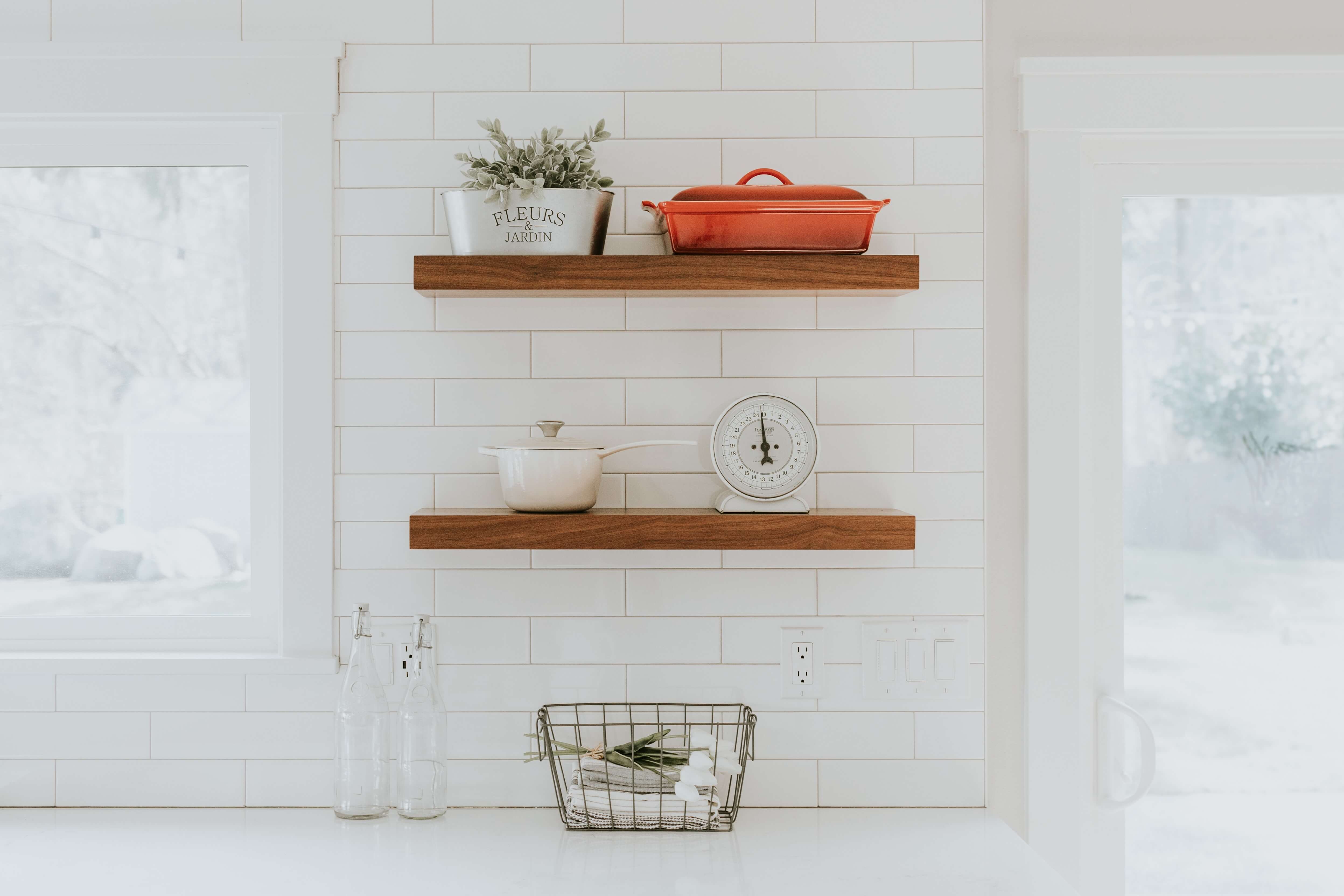 интерьер белой кухни с деревянной столешницей фото