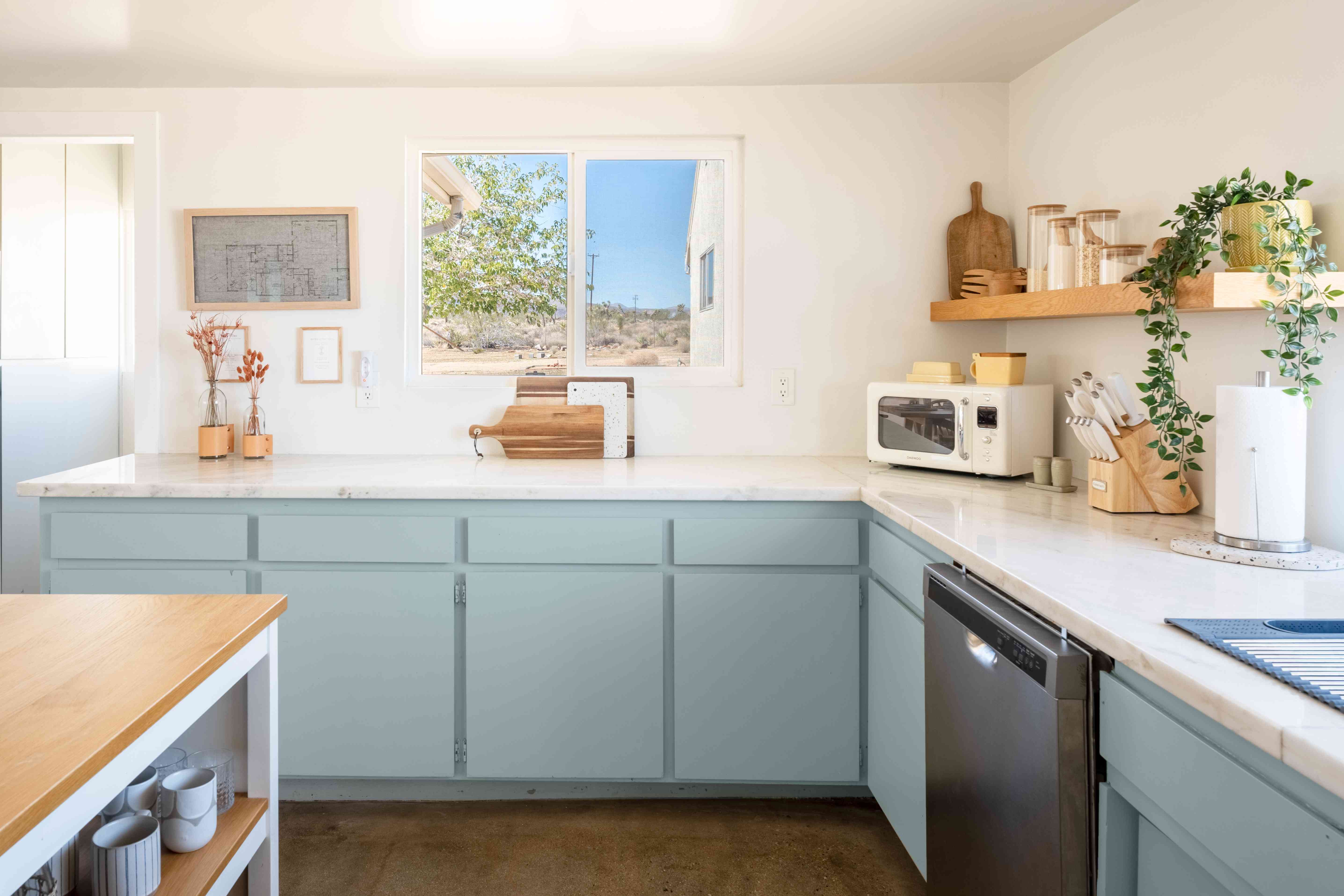 голубая кухня с деревянной столешницей